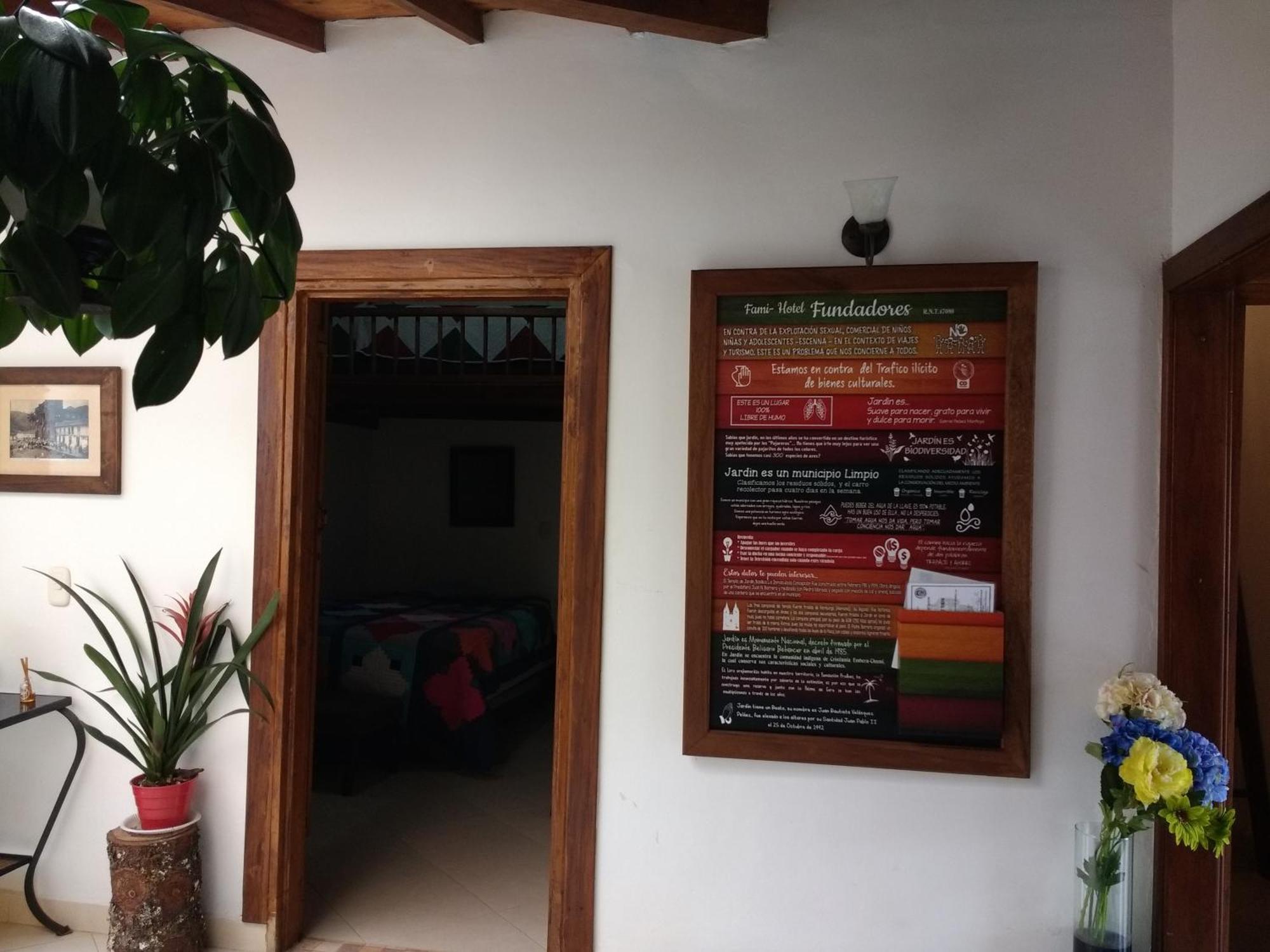 Hostal Famihotel Fundadores Jardín Exterior foto